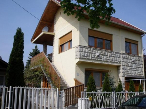 Отель Szarkaláb Apartman  Хайдусобосло